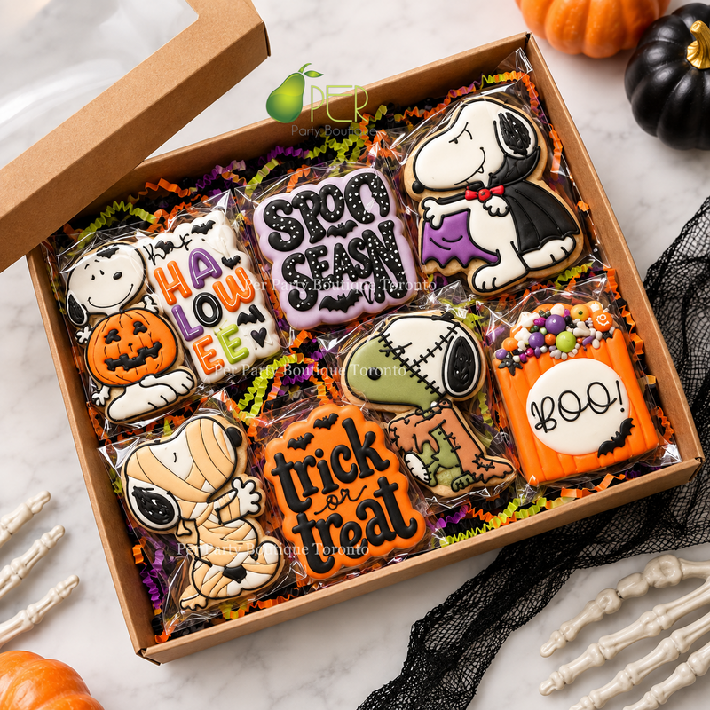 The cutest way to celebrate Halloween! 🎃🐶 This party-size cookie box features Snoopy dressed up in four adorable Halloween costumes—from a spooky mummy to a little Dracula, each one is cuter than the last!